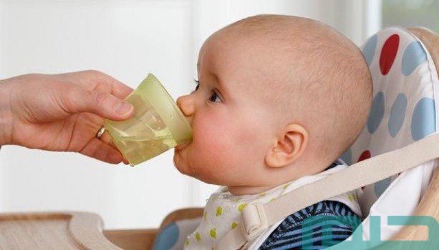 تفسير الحلم بطفل رضيع يشرب الماء تفسير الحلم بطفل رضيع يشرب الماء