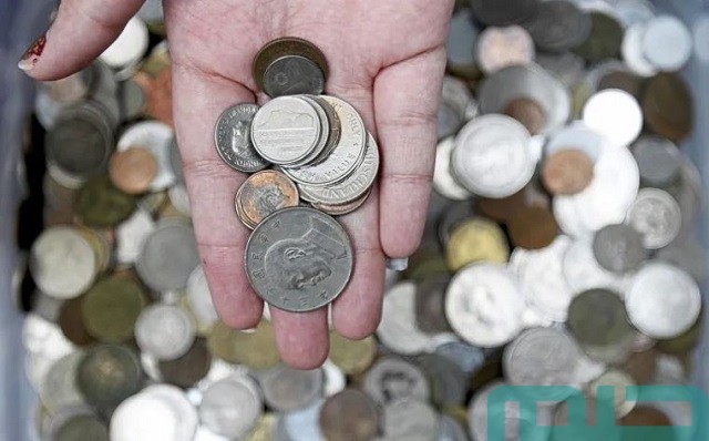 تفسير حلم رؤية جمع النقود المعدنية من الأرض في المنام وعلاقته بالرزق 2 تفسير حلم جمع النقود المعدنية من الأرض