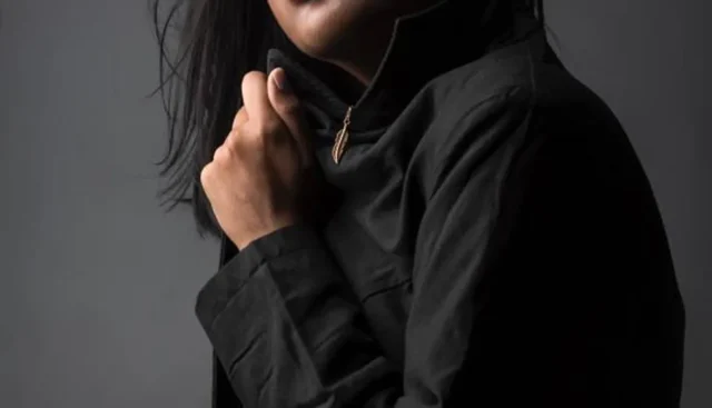 تفسير رؤية أمي المتوفية تلبس أسود في المنام