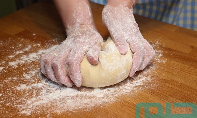 تفسير رؤية امرأة تخبز في المنام