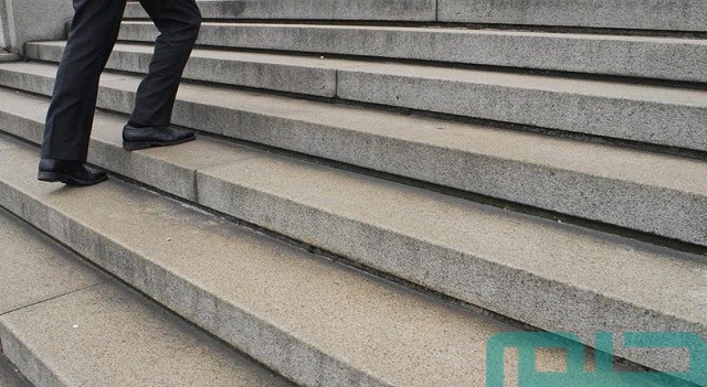 تفسير صعود الدرج في المنام تفسير صعود الدرج في المنام