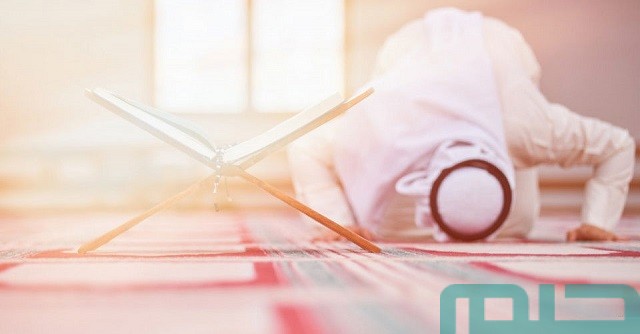 ما تفسير حلم الصلاة في المسجد عاريًا؟