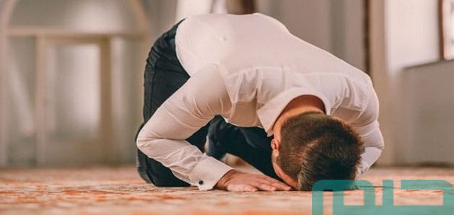 ما تفسير حلم الصلاة في غير اتجاه القبلة للميت؟