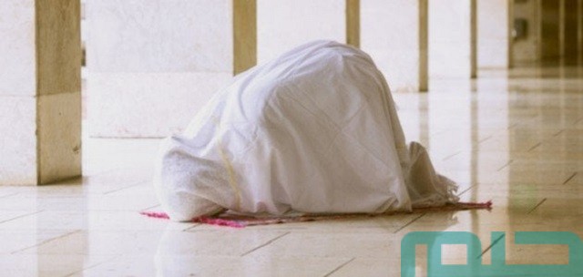 تفسير حلم رؤية الضحك في الصلاة في المنام وعلاقته بزوال الهموم 2 ما تفسير حلم الضحك في الصلاة للعزباء؟