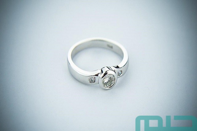 ما تفسير حلم خاتم فضة بفص أبيض؟