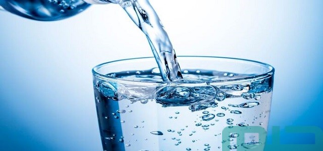 ما تفسير رؤية الماء الأزرق الصافي للعزباء في المنام؟