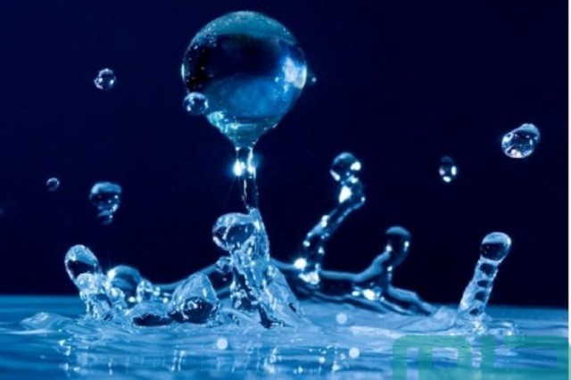 ما تفسير رؤية الماء الأزرق الصافي للمتزوجة في المنام؟