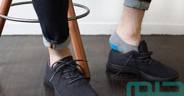 ما تفسير رؤية لبس الحذاء دون جوارب؟ ما تفسير رؤية لبس الحذاء دون جوارب؟