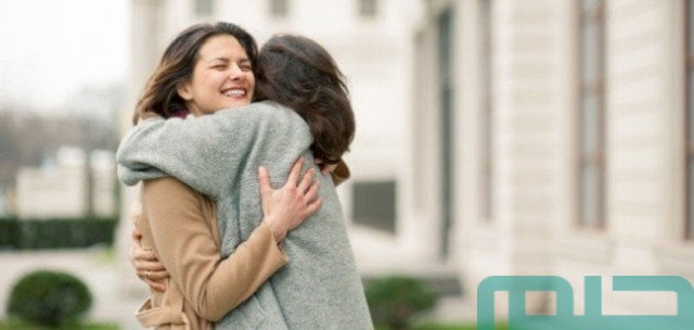 تفسير حلم رؤية العناق في المنام تفسير حلم رؤية العناق في المنام