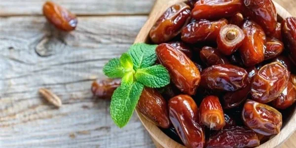 تفسير حلم رؤية توزيع التمر على الأقارب في المنام وعلاقته بصلة الرحم 1 تفسير حلم توزيع التمر على الأقارب