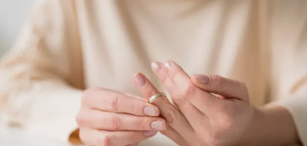 تفسير حلم رؤية خلع الخاتم في المنام وعلاقته بالرزق والخير 1 تفسير خلع الخاتم في المنام