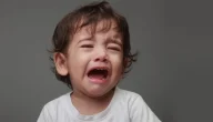 تفسير حلم رؤية طفلة صغيرة تبكي في المنام